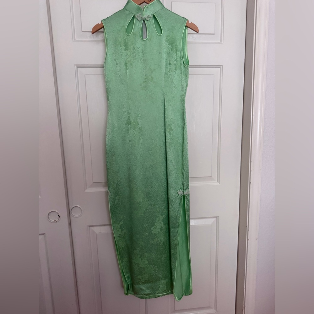 Green Satin Like Sleeveless Long Dress With Keyhole Details Size Medium GUC